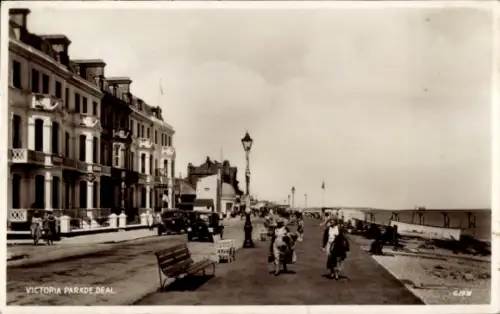 Ak Deal Kent England, Victoria Parade  Strandpromenade, Menschen, Autos, Bänke