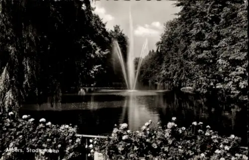 Ak Moers am Niederrhein, Brunnen, Stadtgraben,  Bäume, Blumen
