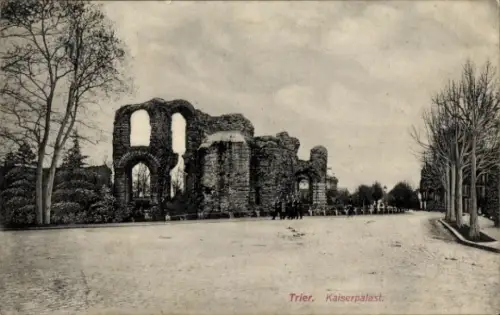Ak Trier an der Mosel, Ruinen des Kaiserpalasts,  Bäume, Straße, Menschen