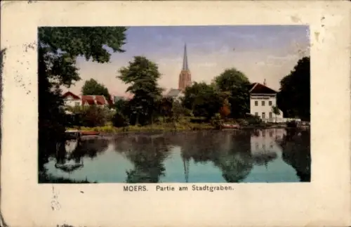 Ak Moers am Niederrhein, Farbige Ansicht von  Stadtgraben, Kirche, Bäume, Wasser