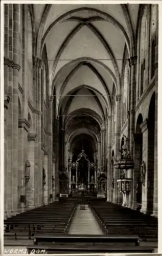 Ak Worms am Rhein, Innenansicht des Wormser Doms, hohe Gewölbe, Kirchenbänke, Altar