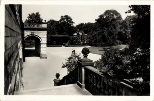 Ak Kroměříž Kremsier Region Zlin, Gartenansicht, Treppe, Statue, Bäume, Personen im Hintergrund