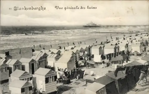 Ak Blankenberghe Blankenberge Westflandern, Strand mit Badehäuschen, Wellen, Flaggen,   
