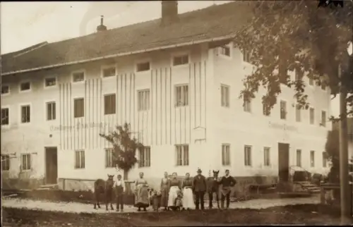 Foto Ak Pavolding Seeon Seebruck am Chiemsee Oberbayern, Gasthaus, Gruppenbild
