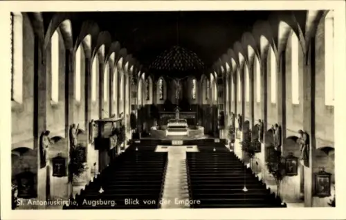 Ak Augsburg in Schwaben, Antoniuskirche, Blick von der Empore, Innenansicht, Kirchenbänke, Altar