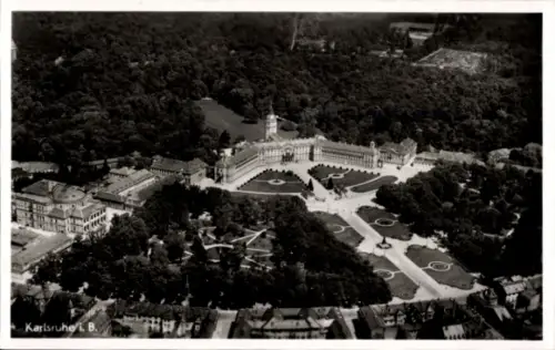Ak Karlsruhe in Baden, Luftaufnahme von  Parkanlagen, Gebäude, Bäume