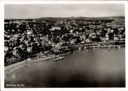 Ak Starnberg am Starnberger See Oberbayern, Luftaufnahme von  Häuser, Boote, Uferpromenade