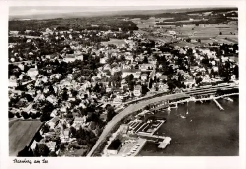 Ak Starnberg am Starnberger See Oberbayern, Luftaufnahme von Starnberg, See, Häuser, Boote