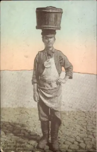 Ak Russen-Type, Mann mit Schürze trägt einen Holzbottich auf dem Kopf