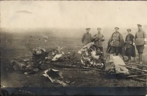 Foto Ak Deutsche Soldaten in Uniform neben einem abgeschossenen Flugzeug, Trümmer, 1. WK