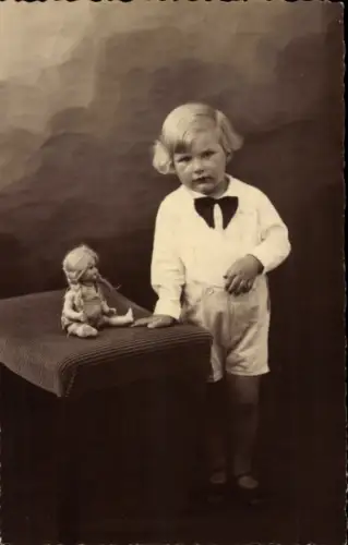 Foto Ak Kinderportrait, Kleinkind mit Puppe