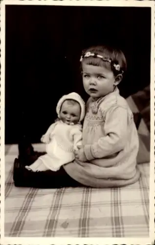 Ak Mädchen mit Puppe, Portrait