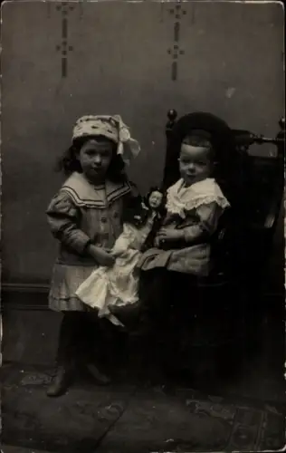 Ak Kinder mit Puppe, Portrait