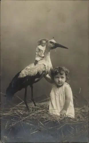 Ak Mädchen, Storch trägt eine Puppe auf dem Rücken, Portrait