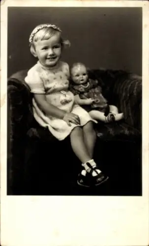 Foto Ak Mädchen mit Puppe, Portrait