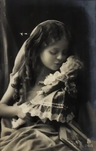 Foto Ak Mädchen mit Puppe, Porträt