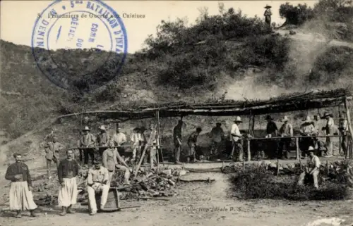 Ak Kriegsgefangene in einem Küchenunterstand