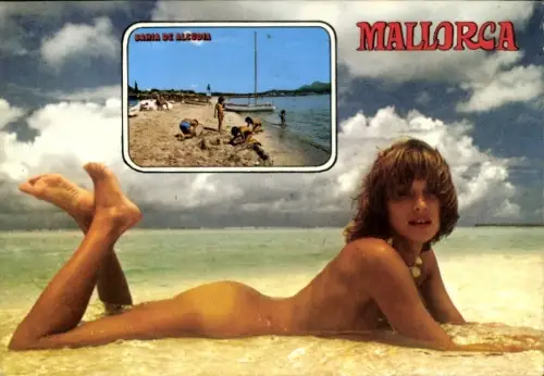 Passepartout Ak Mallorca Balearische Inseln, Frau posiert nackt am Strand, Strandleben