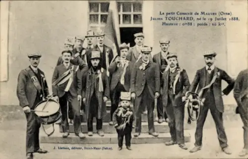 Ak Mauves-sur-Huisne Orne, Le petit Conscrit Julien Touchard, Liliputaner