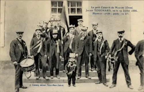 Ak Mauves-sur-Huisne Orne, Le petit Conscrit Julien Touchard, Liliputaner