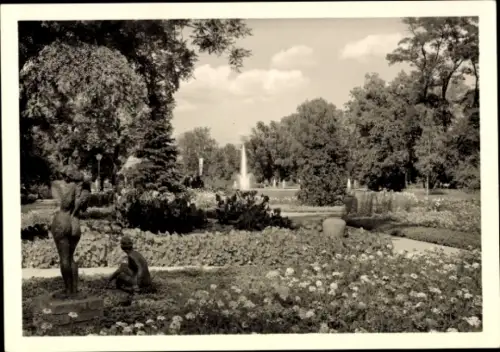 Ak Fürth in Mittelfranken Bayern, Stadtpark, Statue, Blumenbeet, Brunnen, Schwarz-Weiß-Fotografie