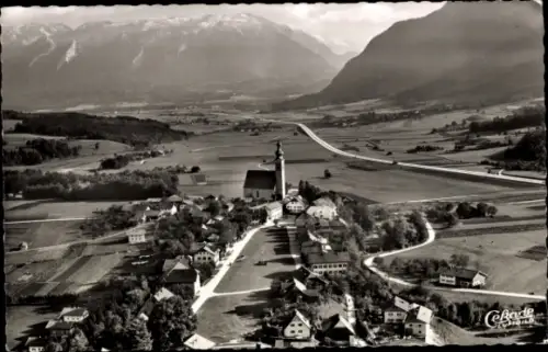 Ak Anger in Oberbayern, Landschaft mit Dorf, Kirche, Autobahn, Untersberg im Hintergrund