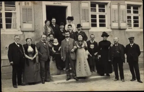 Foto Ak Freiburg im Breisgau, Menschen-Gruppenfoto