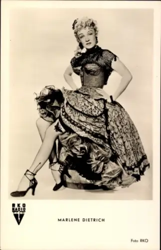 Ak Schauspielerin Marlene Dietrich, Sitzportrait, Kleid, RKO