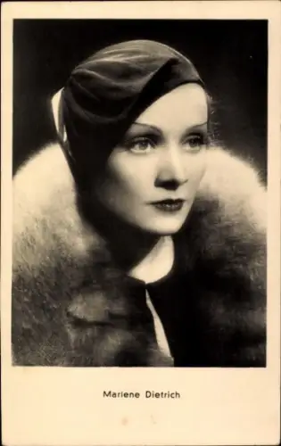 Ak Schauspielerin und Sängerin Marlene Dietrich, Portrait, Mütze, Pelzkragen, Amag Iris 6674