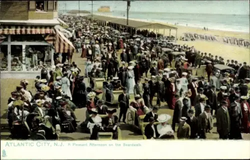 Ak Atlantic City New Jersey USA, Menschenmenge auf der Strandpromenade,  sonniger Nachmittag