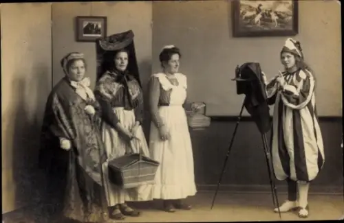 Foto Ak Landsberg am Lech, Frauengruppe in Trachten, kostümierte Person mit Fotoapparat