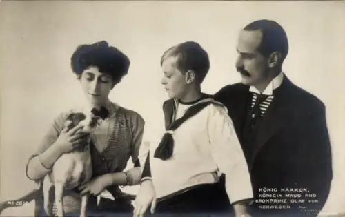 Ak König Haakon VII von Norwegen, Königin Maud, Kronprinz Olav, Terrier