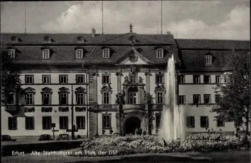 Ak Erfurt in Thüringen, Alte Statthalterei am Platz der DSF, Brunnen