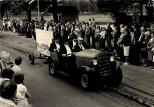 Foto Fest, Festzug, Noble Männer im Auto, Werbung