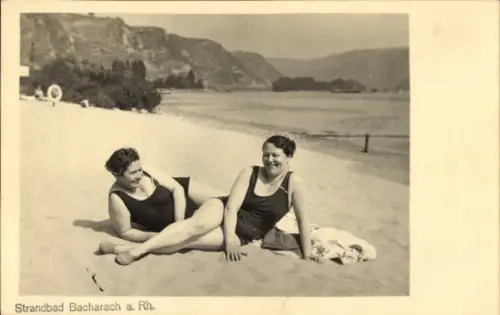 Foto Ak Bacharach am Rhein, Strandbad, zwei Frauen in Bademoden, Juli 1928