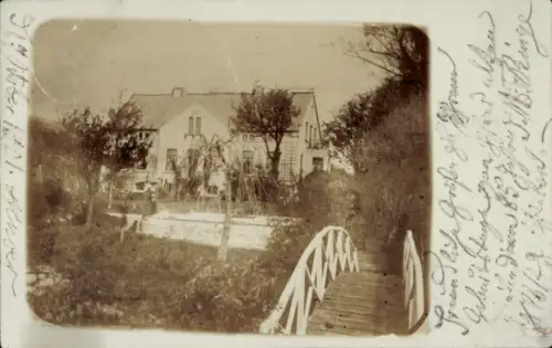 Foto Ak Gråsten Gravenstein Dänemark, Haus mit Garten, Holzbrücke