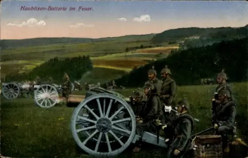 Ak Haubitzen-Batterie im Feuer, Deutsche Soldaten in Uniformen