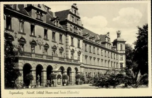 Ak Regensburg an der Donau Oberpfalz,  Fürstl. Schloß Thuen und Taxis, Ostseite