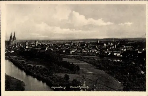 Ak Regensburg an der Donau Oberpfalz, Gesamtansicht von  Fluss im Vordergrund, Stadtansicht, kein