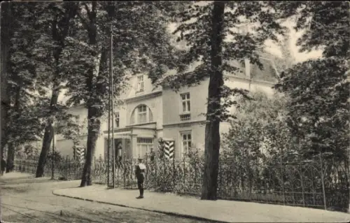 Ak Kiel, Haus mit Garten, Bäume, Zaun, Person in Uniform, Flagge
