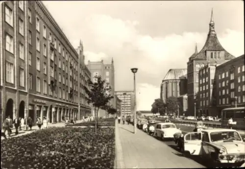 Ak Hansestadt Rostock, Stadtansicht, Lange Straße,  Menschen, Autos, Bäume