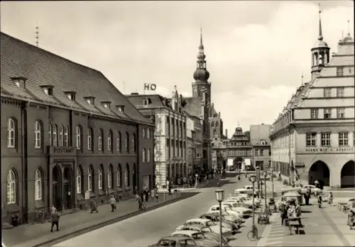 Ak Hansestadt Greifswald, Straße mit Postgebäude, Menschen, Autos, Kirchturm