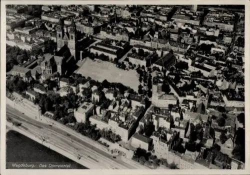 Ak Magdeburg an der Elbe, Luftaufnahme von  Domviertel,  Gebäude