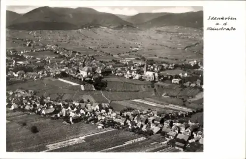 Ak Edenkoben an der Haardt Pfalz, Luftaufnahme von  Weinberge, Häuser, Kirche