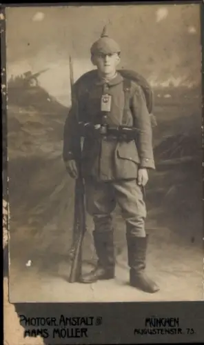 CdV München, Deutscher Soldat in Uniform