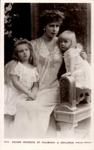 Ak Kronprinzessin Elisabeth von Rumänien mit ihren Kindern, Portrait