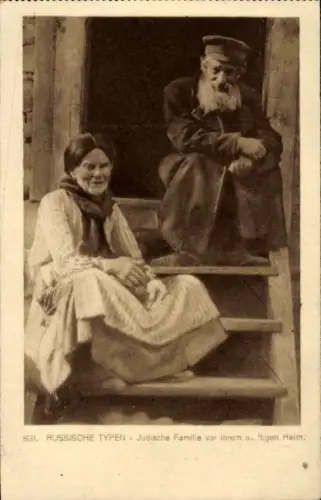 Judaika Ak Russische Typen, jüdische Familie vor ihrem Heim