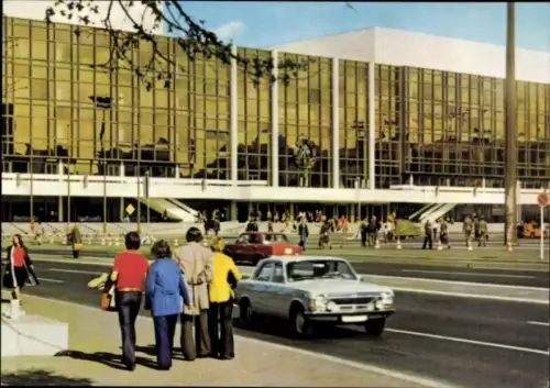 Ak Berlin Mitte, Palast der Republik, Auto