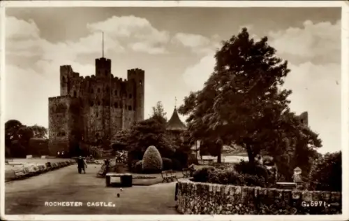 Ak Rochester South East England, Rochester Castle,  Burg, Bäume, Parkanlage, Menschen