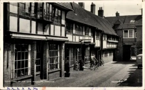 Ak Farnham Surrey England, Cafe, Innenhof des Lion and Lamb